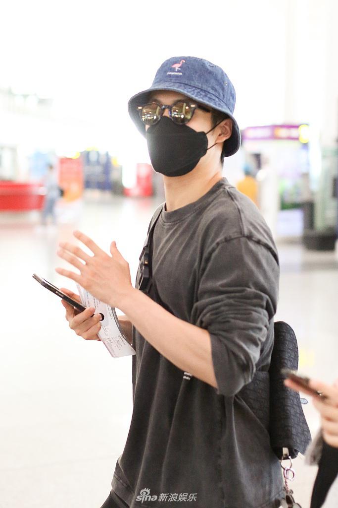 韩东君穿简装踩鸳鸯鞋秀时髦 推俩行李箱赶路霸气养眼