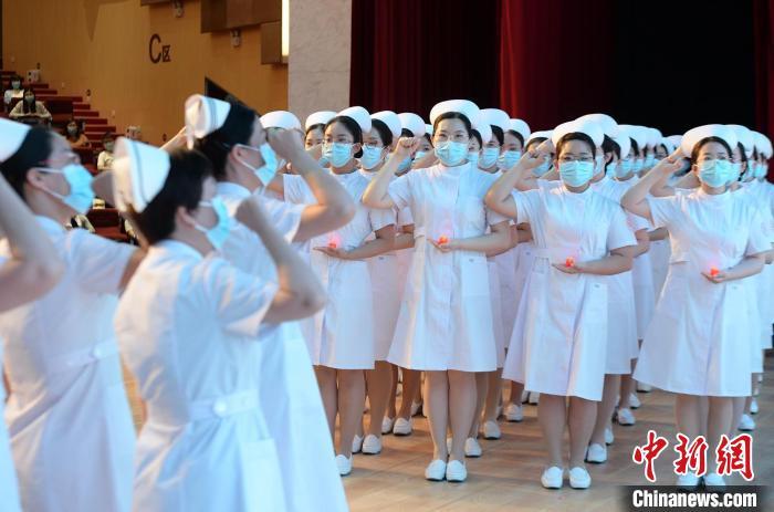 山西白求恩医院为60名新护士"授帽传烛"