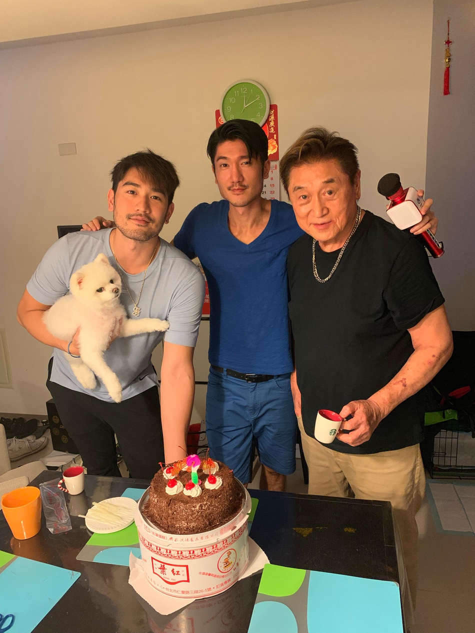 5月11日,高以翔的哥哥高宇桥晒出与妈妈的合影为妈妈补送祝福.