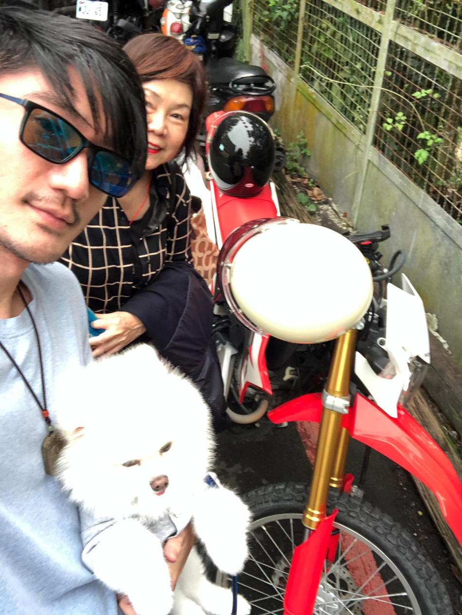 哥哥抱高以翔生前爱犬合影 妈妈展露久违笑容