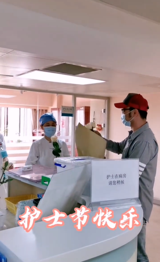 超暖心！尼格买提为白衣天使献花感谢医护工作者