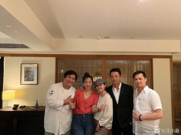 汪小菲送迟到母亲节祝福 与大S及友人合影显温馨