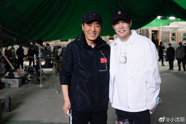 小沈阳晒与张艺谋合影 《三枪》后两人将再次合作