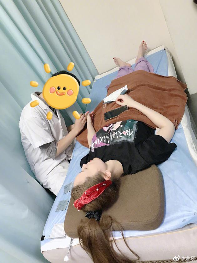 金莎晒医院针灸照 调侃修理四肢不协调的毛病