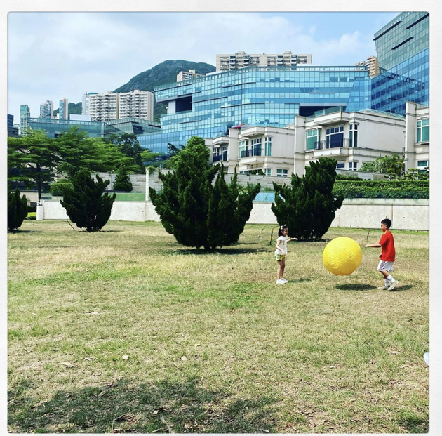 梁咏琪晒女儿草地玩耍照 Sofia扎双马尾俏皮可爱