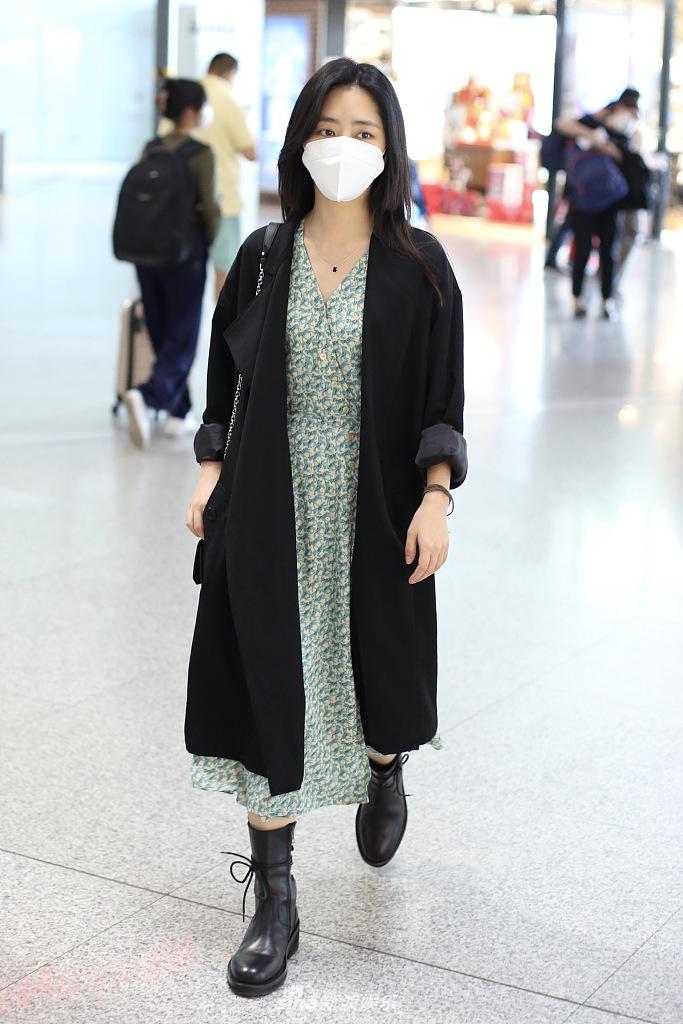 谭松韵穿绿色碎花裙装扮清新  披散长发大眼灵动学生感十足