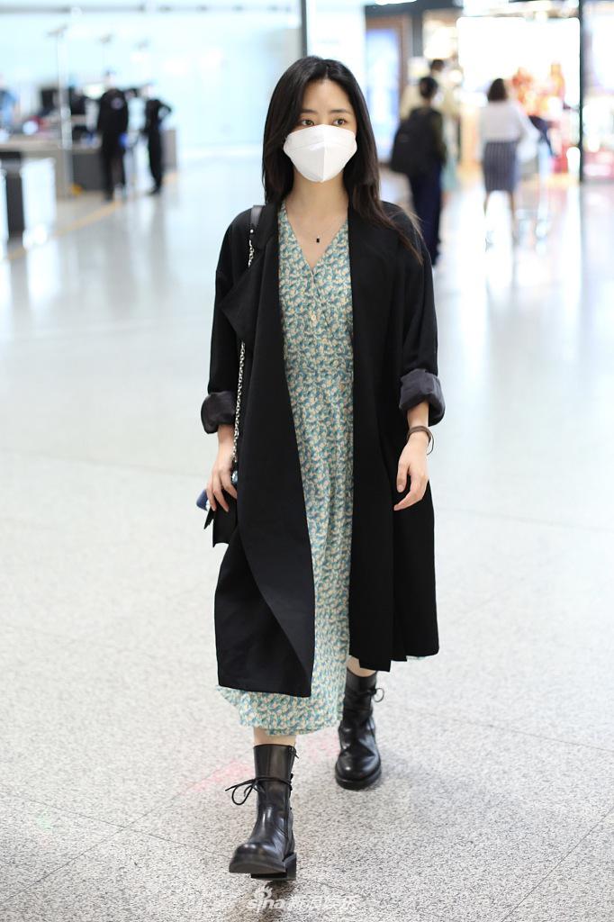 谭松韵穿绿色碎花裙装扮清新  披散长发大眼灵动学生感十足