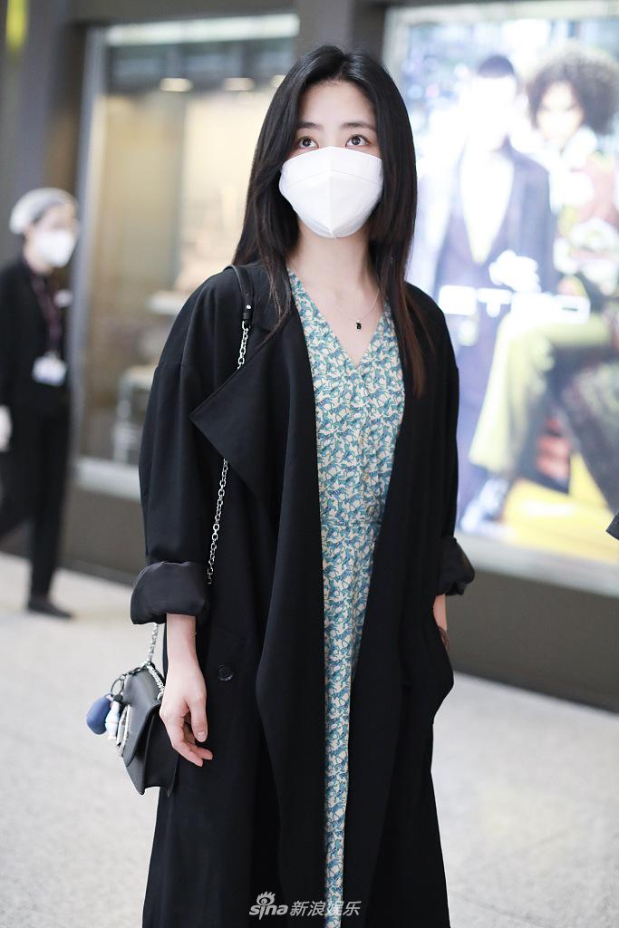 谭松韵穿绿色碎花裙装扮清新  披散长发大眼灵动学生感十足