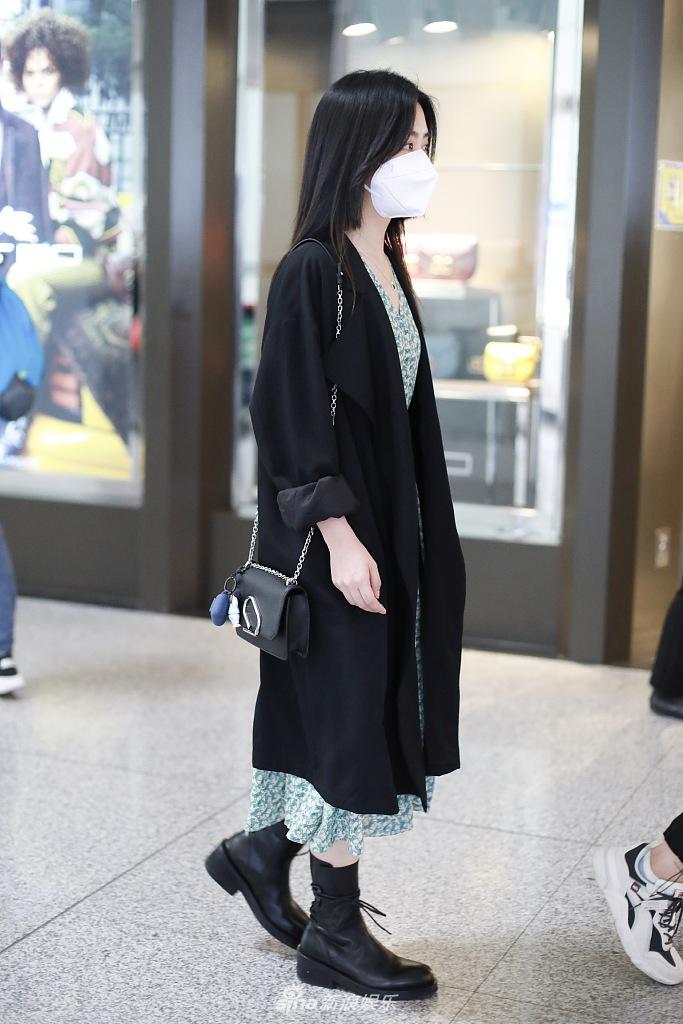 谭松韵穿绿色碎花裙装扮清新  披散长发大眼灵动学生感十足