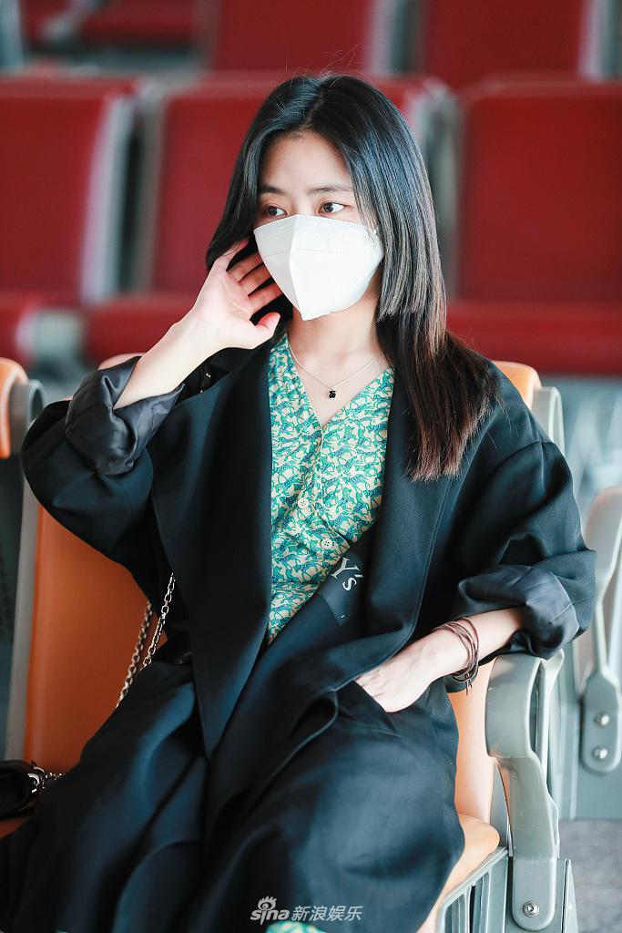 谭松韵穿绿色碎花裙装扮清新  披散长发大眼灵动学生感十足