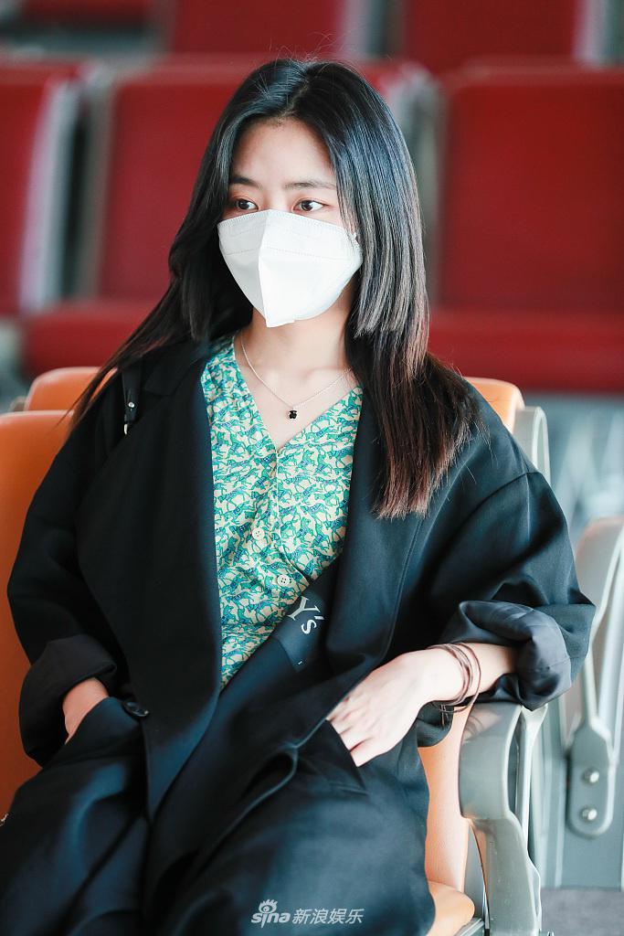 谭松韵穿绿色碎花裙装扮清新  披散长发大眼灵动学生感十足