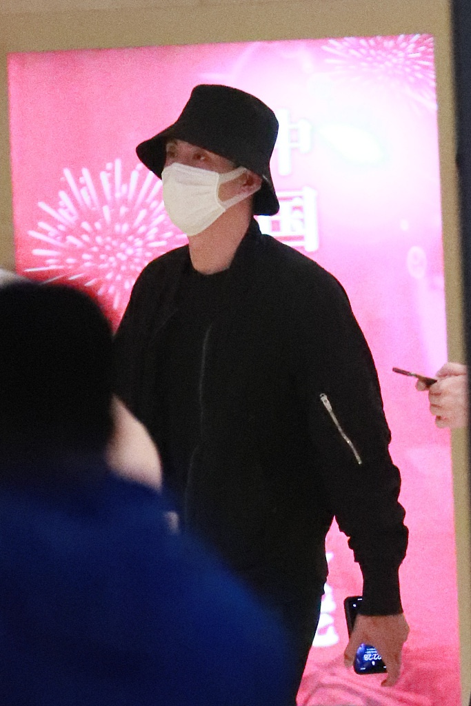 黄景瑜戴渔夫帽活力休闲 全黑look现身十分高挑气场满分