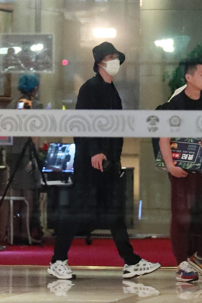 黄景瑜戴渔夫帽活力休闲 全黑look现身十分高挑气场满分