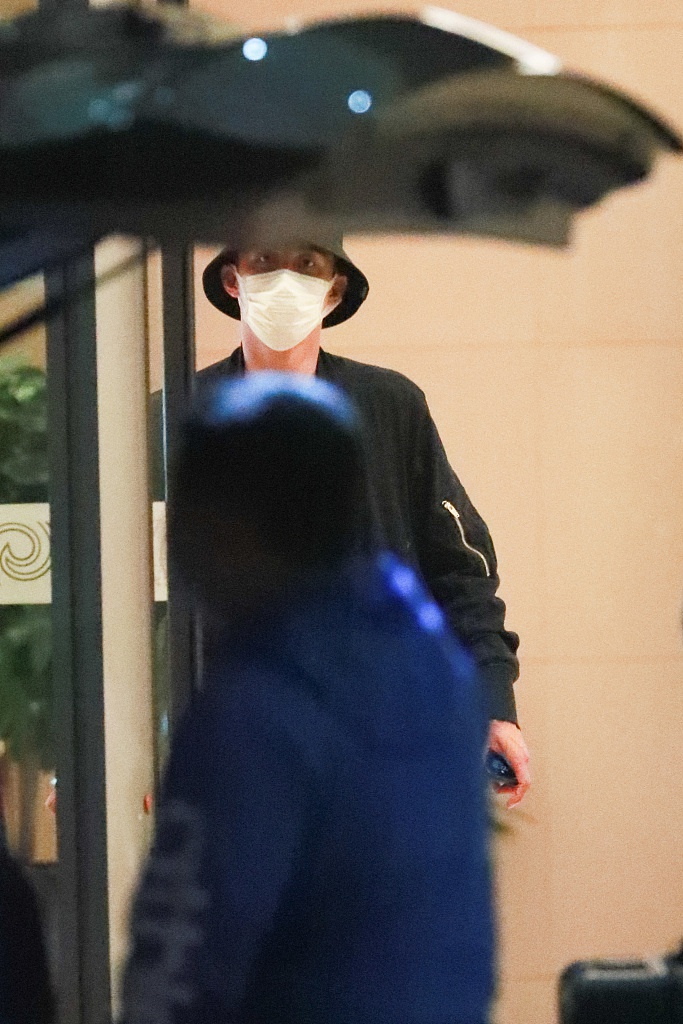 黄景瑜戴渔夫帽活力休闲 全黑look现身十分高挑气场满分