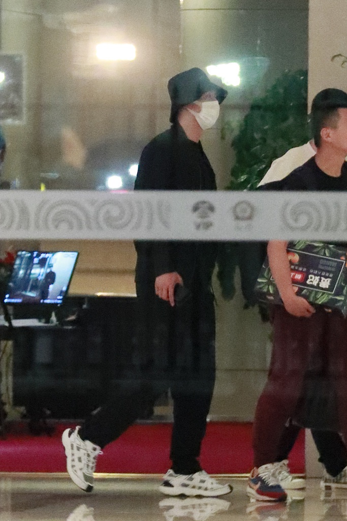 黄景瑜戴渔夫帽活力休闲 全黑look现身十分高挑气场满分