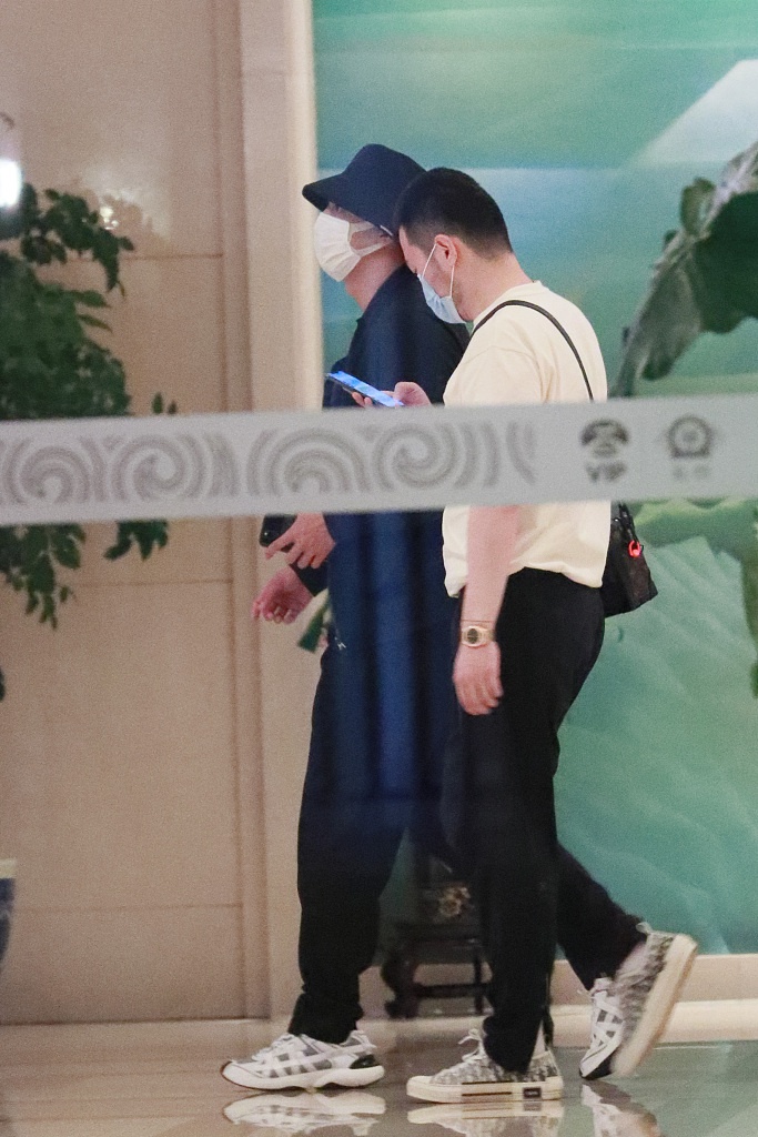 黄景瑜戴渔夫帽活力休闲 全黑look现身十分高挑气场满分