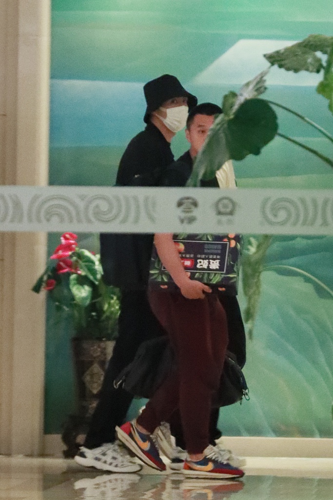 黄景瑜戴渔夫帽活力休闲 全黑look现身十分高挑气场满分