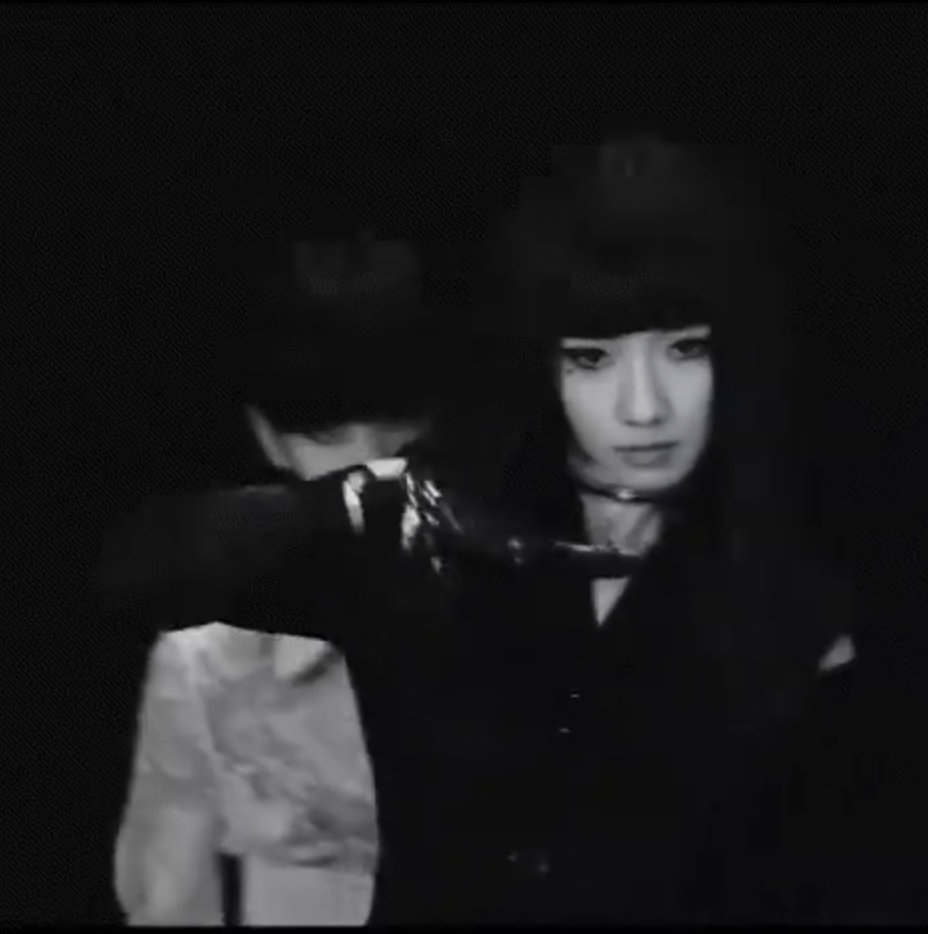 孟美岐齐刘海造型秒变漫画脸 暗黑风露肩套装性感迷人