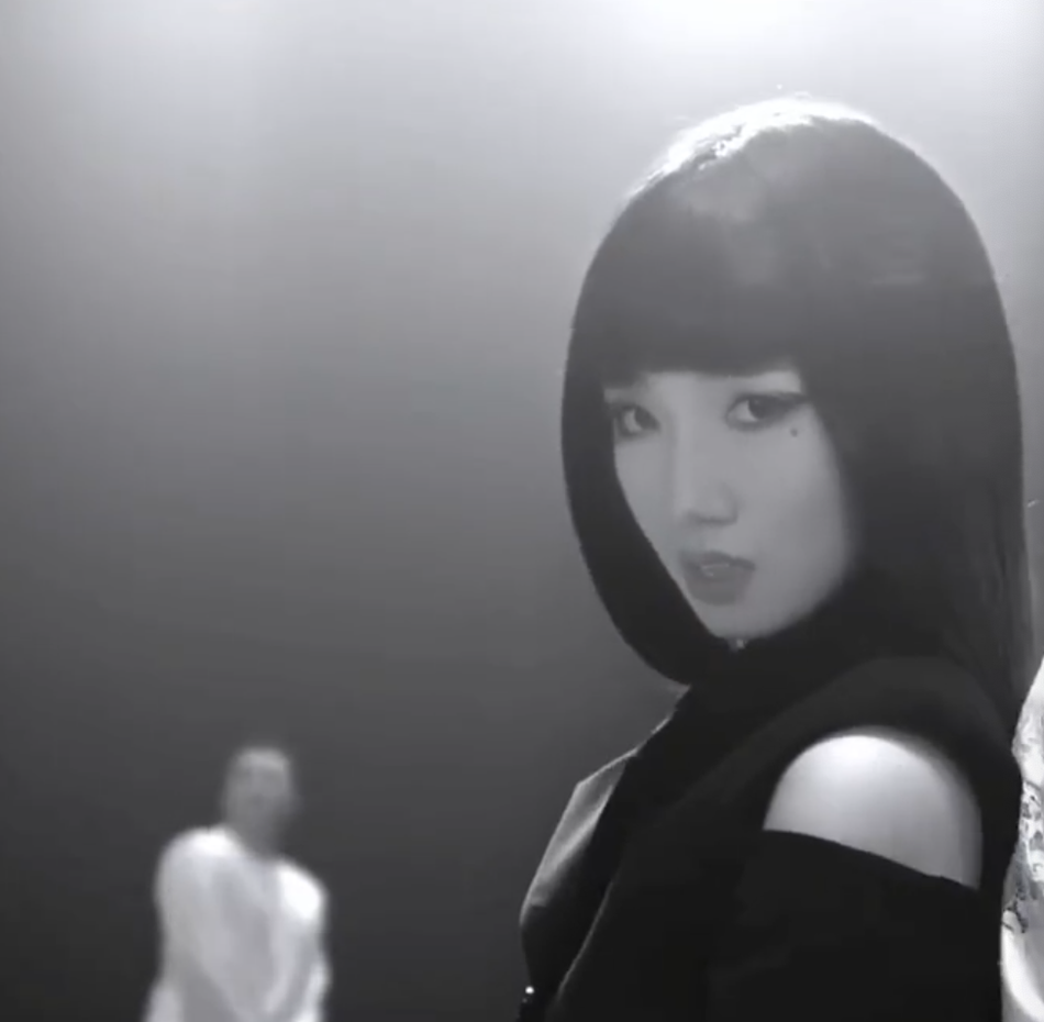 孟美岐齐刘海造型秒变漫画脸 暗黑风露肩套装性感迷人