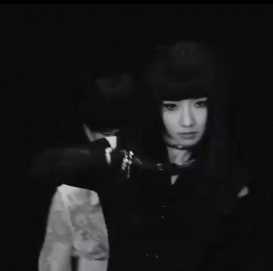 孟美岐齐刘海造型秒变漫画脸 暗黑风露肩套装性感迷人