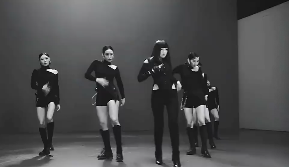 孟美岐齐刘海造型秒变漫画脸 暗黑风露肩套装性感迷人