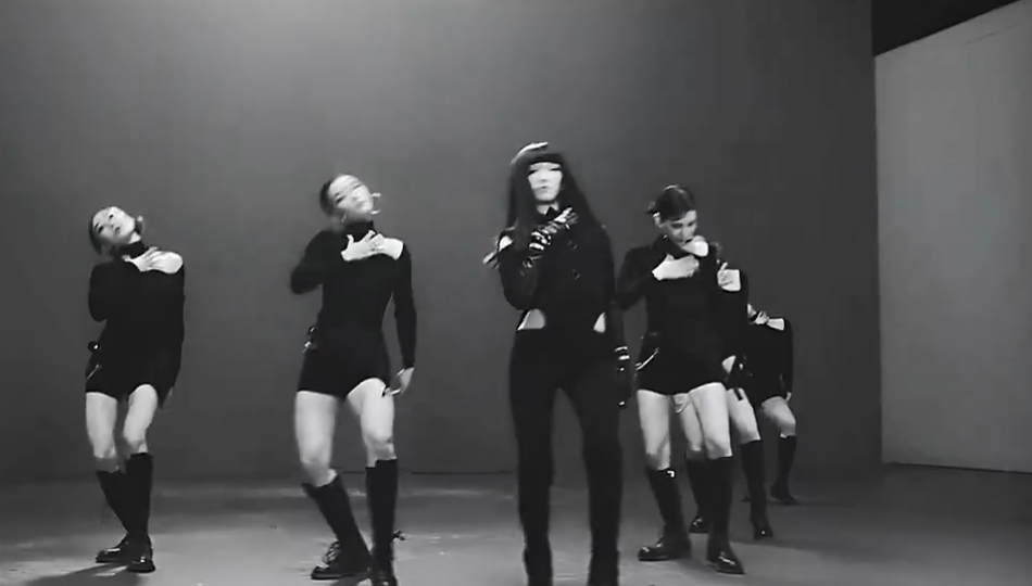 孟美岐齐刘海造型秒变漫画脸 暗黑风露肩套装性感迷人