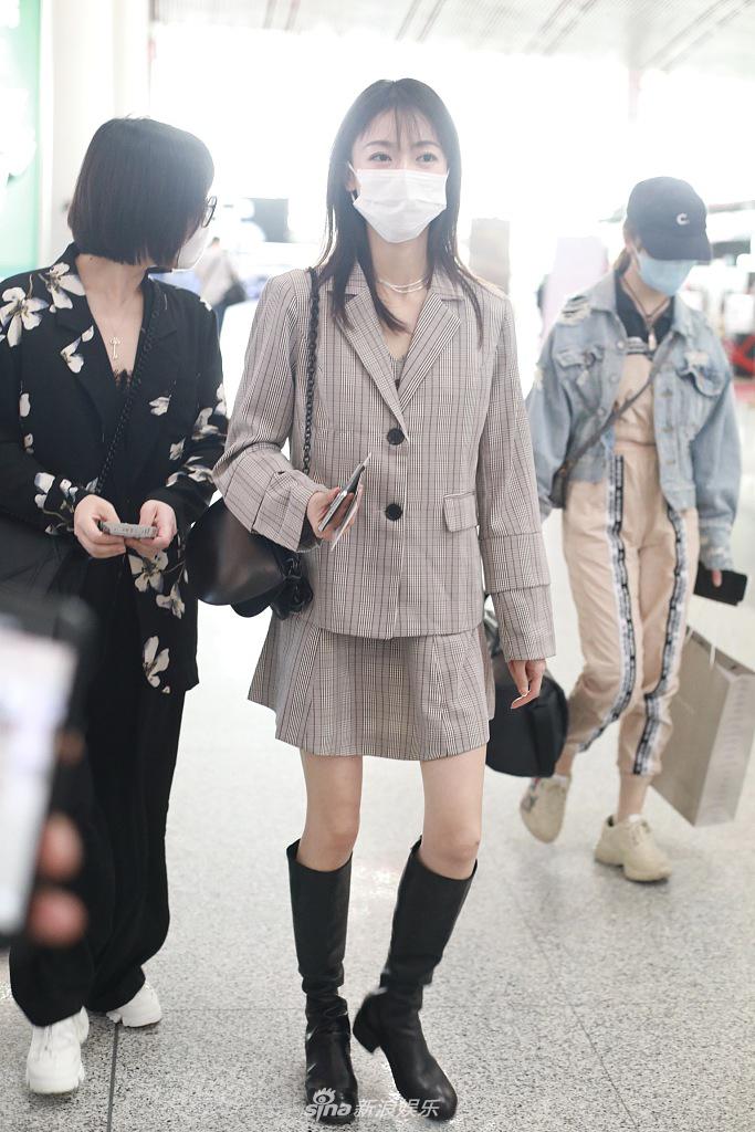 魏姐变美少女！吴谨言穿日系制服气质软萌“漫画腿”吸睛