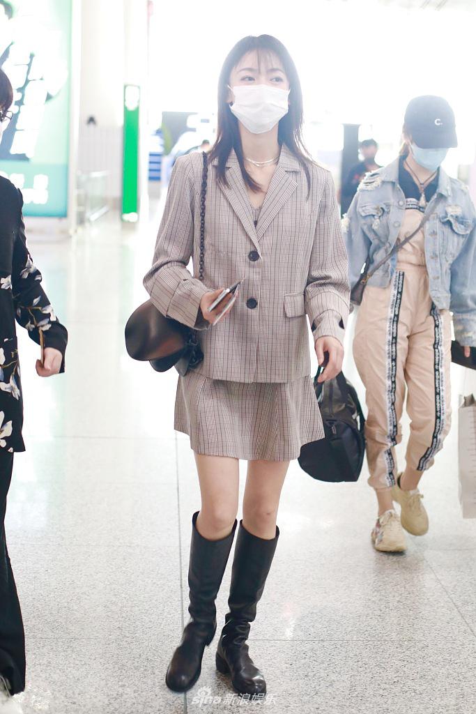 魏姐变美少女！吴谨言穿日系制服气质软萌“漫画腿”吸睛