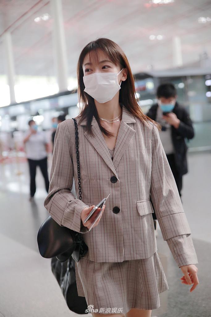 魏姐变美少女！吴谨言穿日系制服气质软萌“漫画腿”吸睛