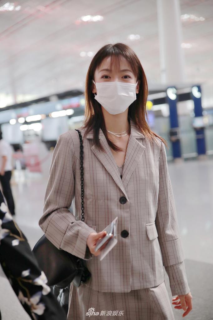 魏姐变美少女！吴谨言穿日系制服气质软萌“漫画腿”吸睛