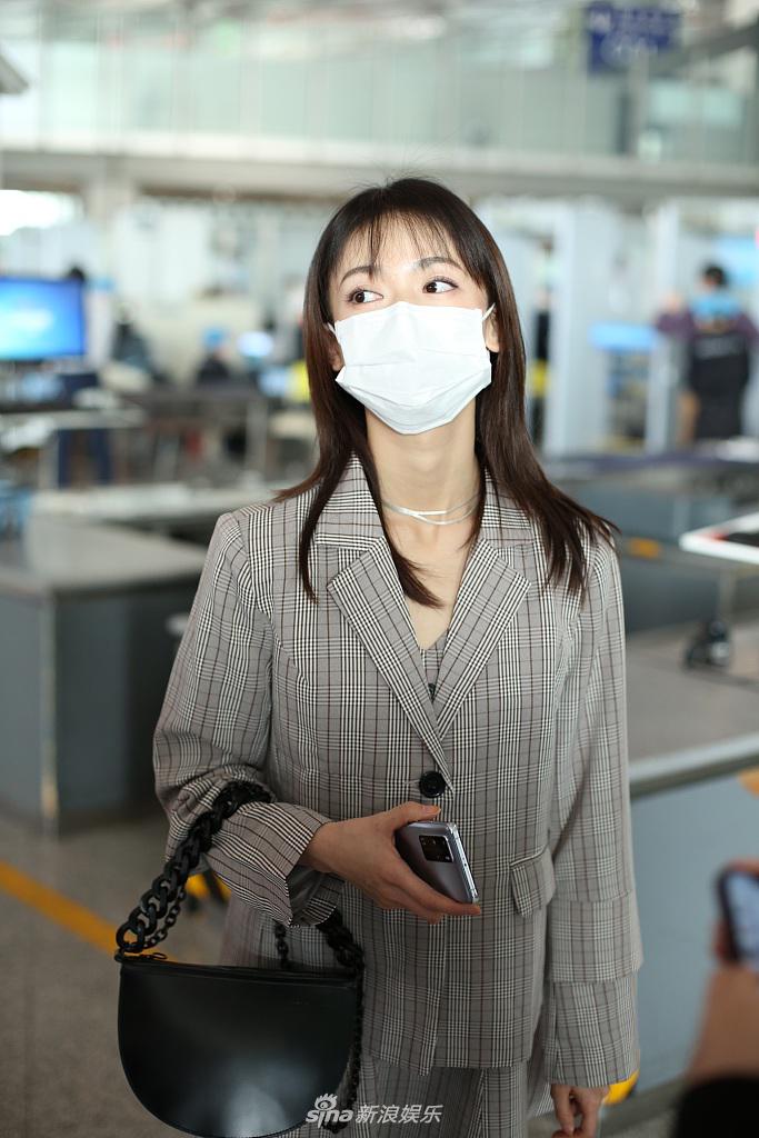 魏姐变美少女！吴谨言穿日系制服气质软萌“漫画腿”吸睛