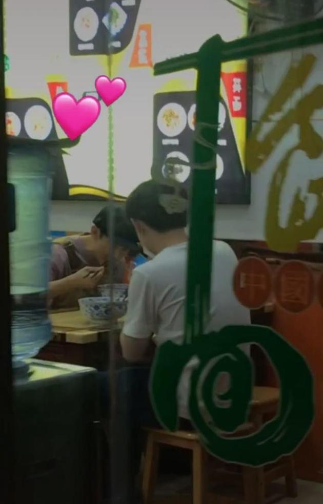 何炅疑现身小面馆吃面 粉丝凭标志性背带裤认出