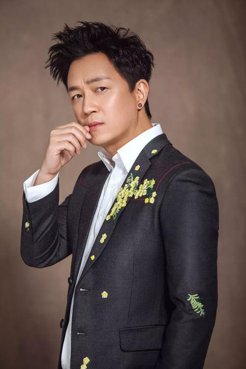 潘粤明收工忆当年拍戏遇车祸觉后怕 感慨生命可贵