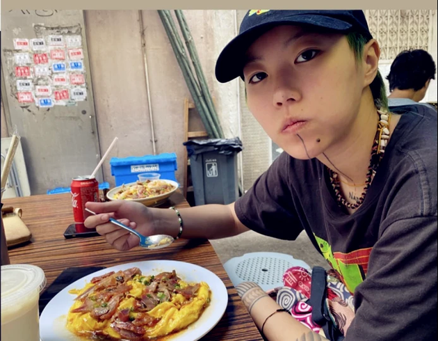 窦靖童坐垃圾桶旁吃路边摊 手握勺子表情显呆萌