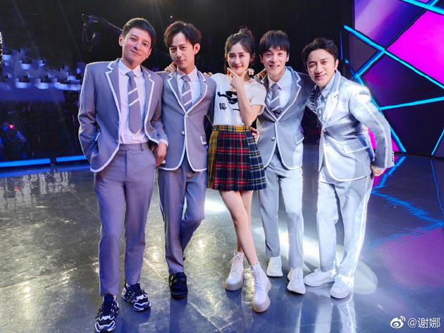 何炅谢娜维嘉沈凌王祖蓝合影 穿校服青春又活力
