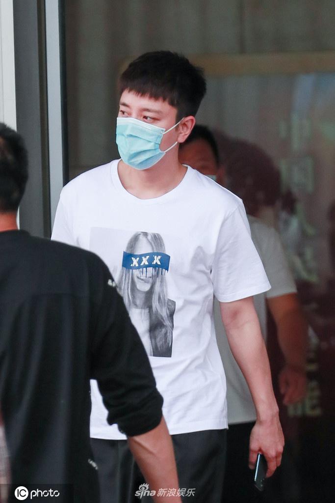贾乃亮现身机场顺毛造型很减龄 素颜戴口罩略显疲惫
