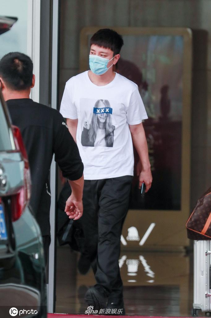贾乃亮现身机场顺毛造型很减龄 素颜戴口罩略显疲惫