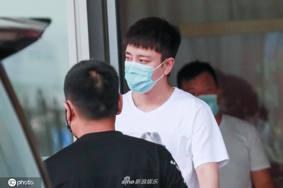 贾乃亮现身机场顺毛造型很减龄 素颜戴口罩略显疲惫