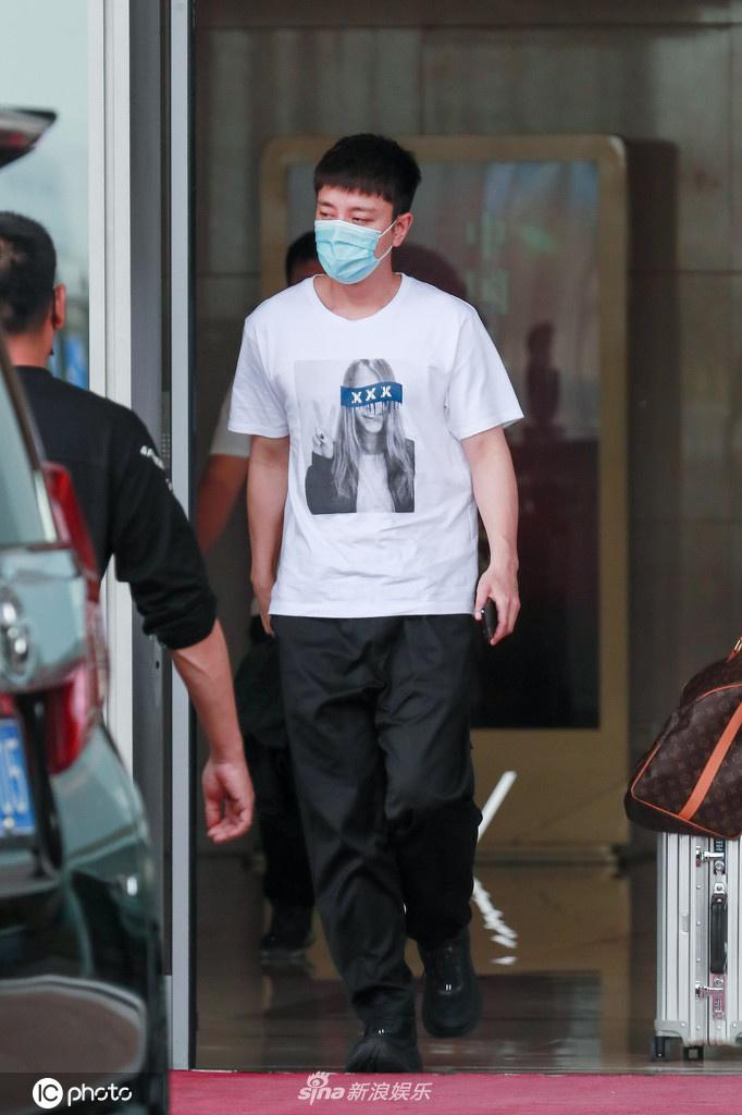 贾乃亮现身机场顺毛造型很减龄 素颜戴口罩略显疲惫