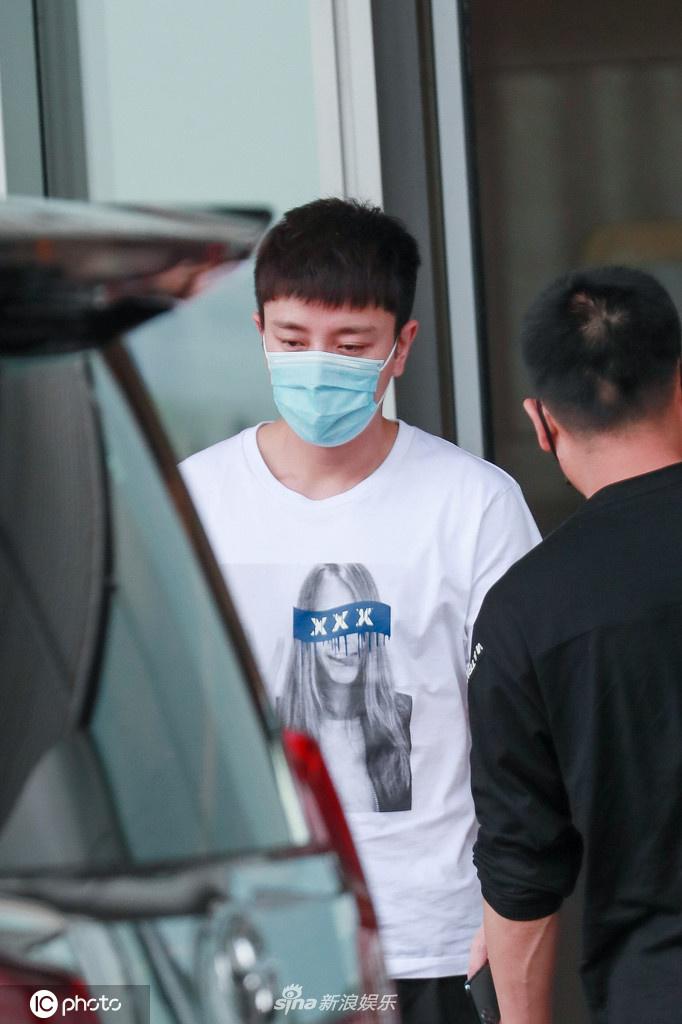 贾乃亮现身机场顺毛造型很减龄 素颜戴口罩略显疲惫