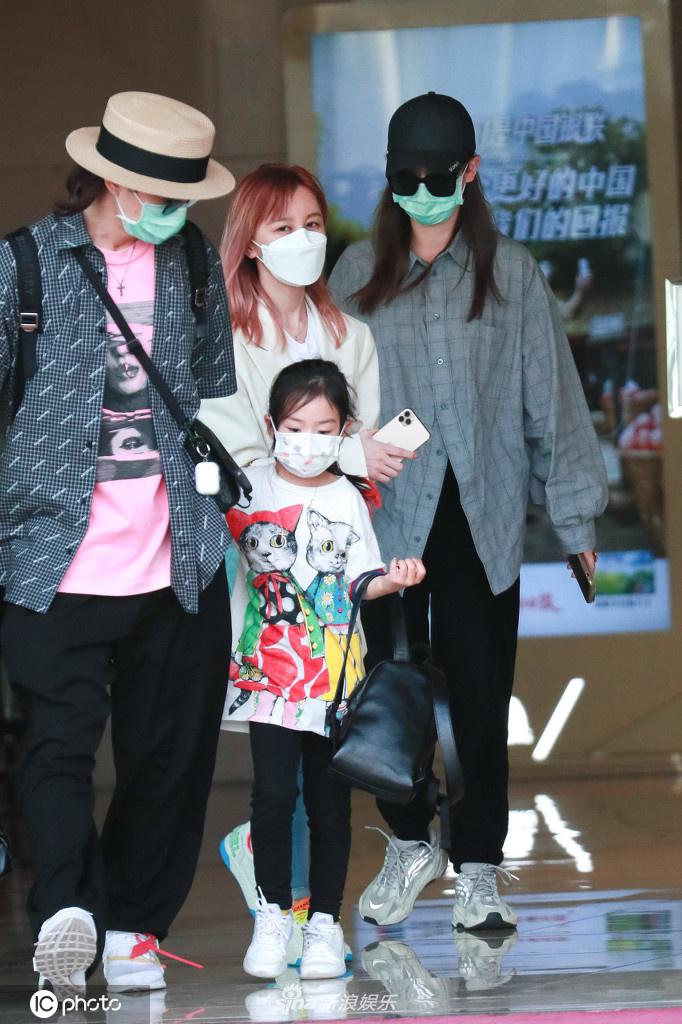 戚薇李承铉夫妇携女儿现身 Lucky粉色挑染表情可爱