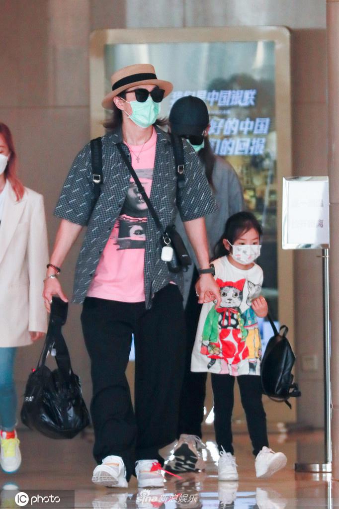 戚薇李承铉夫妇携女儿现身 Lucky粉色挑染表情可爱