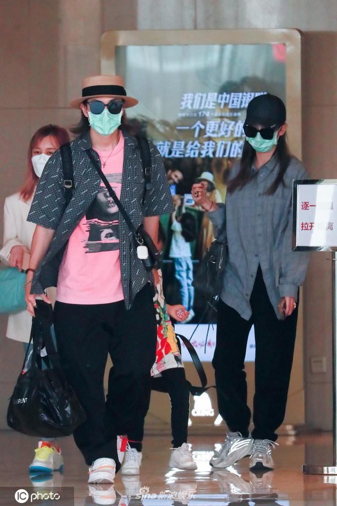 戚薇李承铉夫妇携女儿现身 Lucky粉色挑染表情可爱