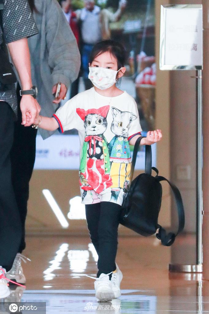 戚薇李承铉夫妇携女儿现身 Lucky粉色挑染表情可爱