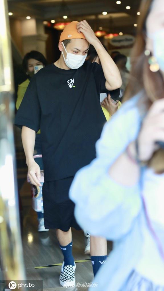 陈伟霆《斛珠夫人》上班照 头戴小黄帽现身片场