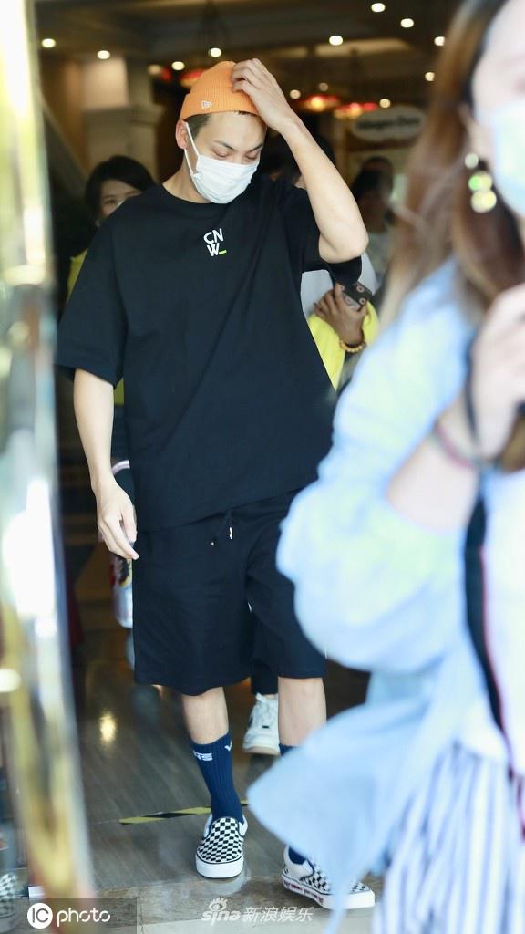 陈伟霆《斛珠夫人》上班照 头戴小黄帽现身片场