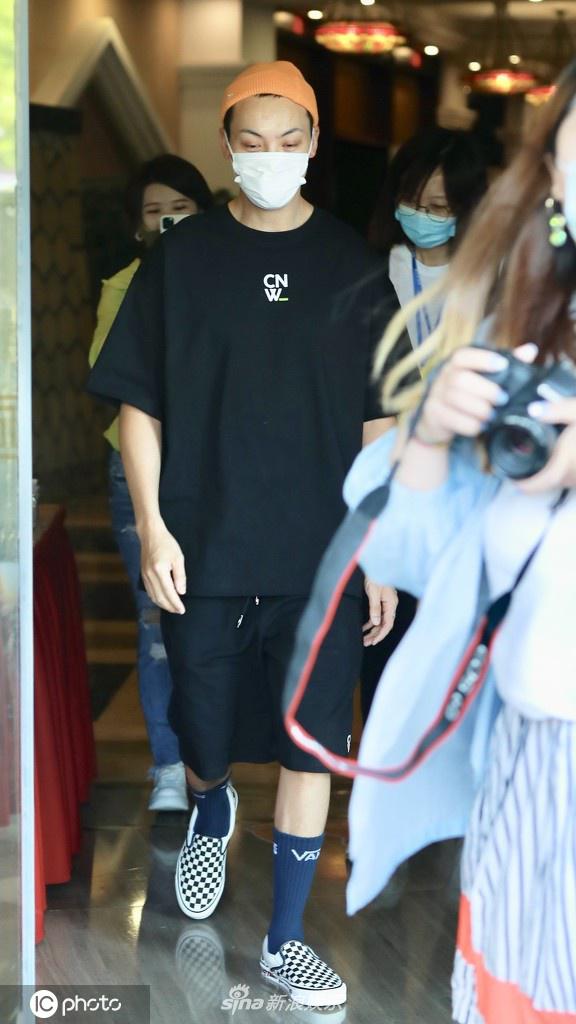 陈伟霆《斛珠夫人》上班照 头戴小黄帽现身片场