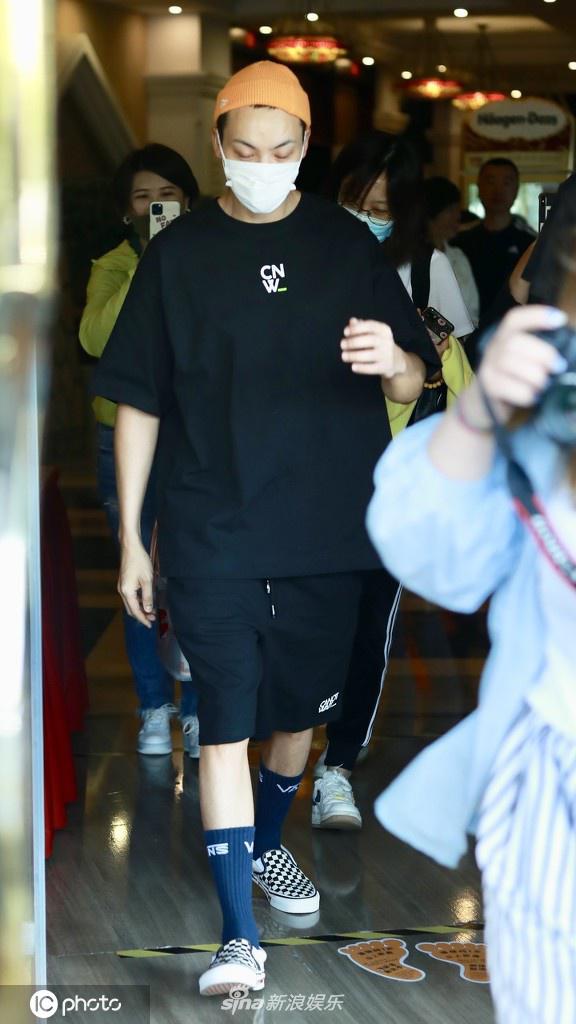 陈伟霆《斛珠夫人》上班照 头戴小黄帽现身片场