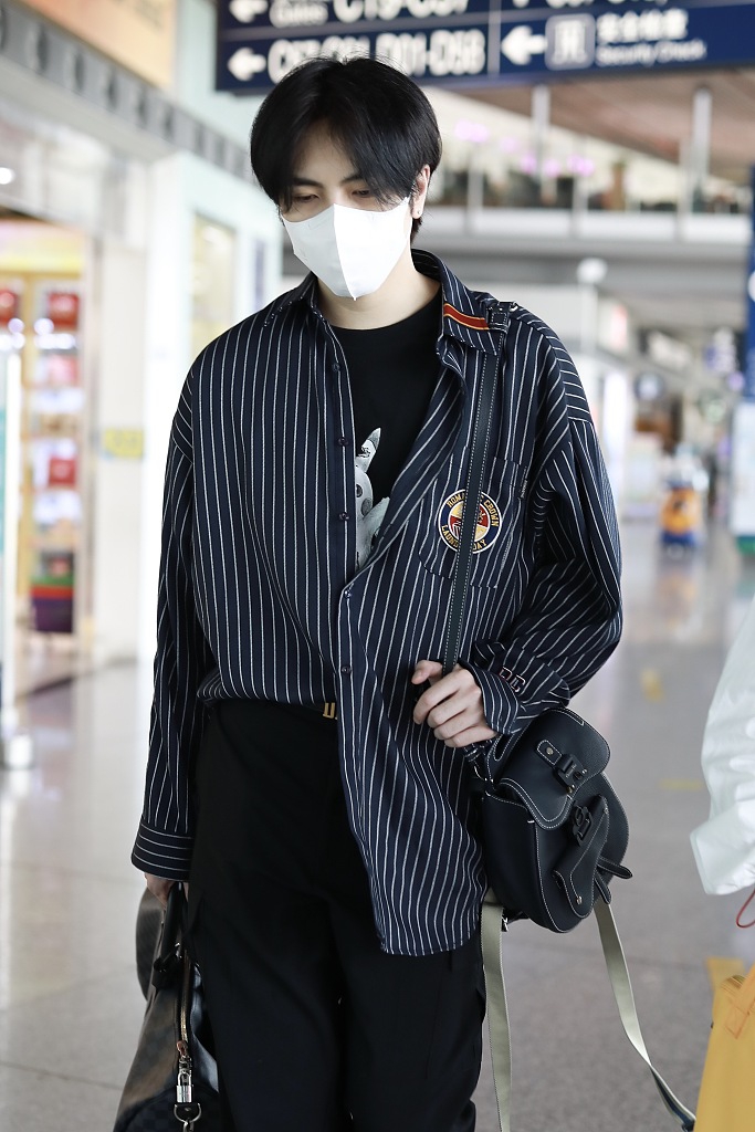 秦奋顺毛造型半塞衬衫乖帅有型 穿皮卡丘T恤暴露童心