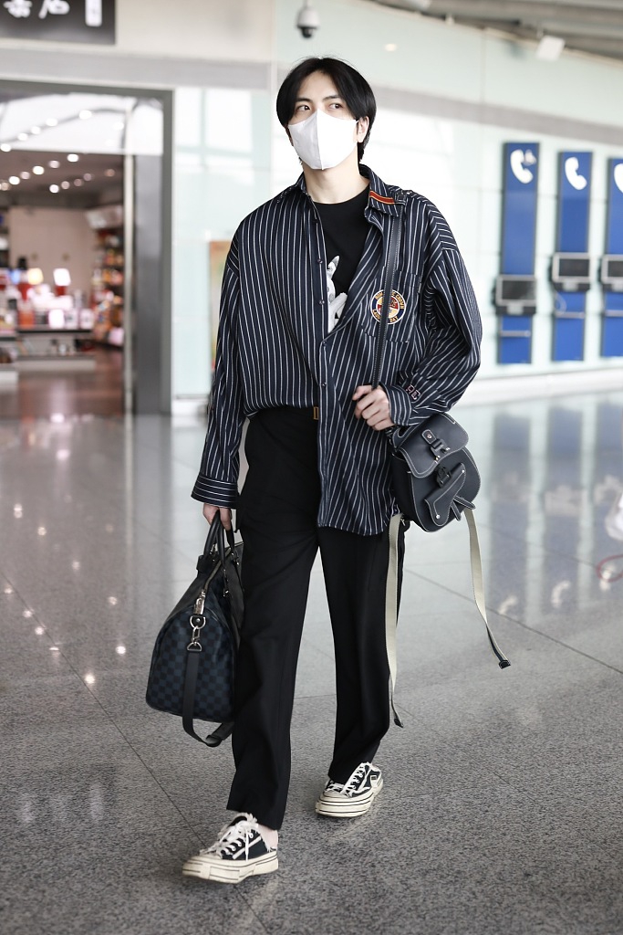 秦奋顺毛造型半塞衬衫乖帅有型 穿皮卡丘T恤暴露童心